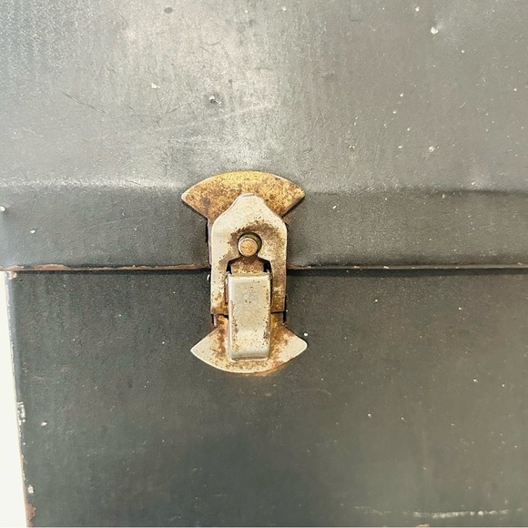 Vintage Industrial rusted lunch box, Miners Lunch Box, Industrial decor - Picture 11 of 12